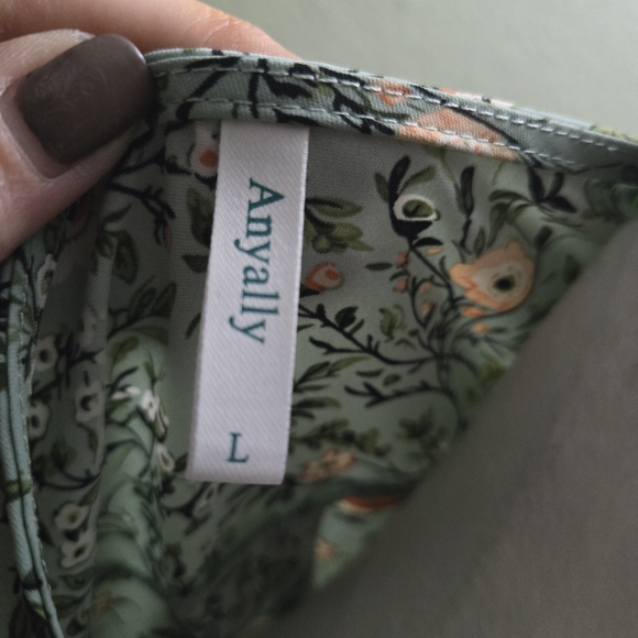 🔥 2/$9 or 3/$13   Anyally Floral V-Neck Sleeveless Blouse - Picture 3 of 5